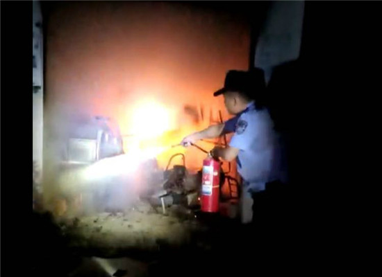 民警现场灭火.jpg 民警现场灭火.jpg