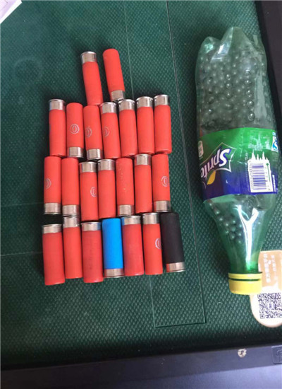 民警在嫌疑人家中查获子弹六百发 通讯员 姜兰 摄.jpg 民警在嫌疑人家中查获子弹六百发 通讯员 姜兰 摄.jpg