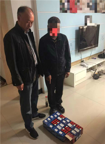 嫌疑人指认 通讯员 姜兰 摄.jpg 嫌疑人指认 通讯员 姜兰 摄.jpg