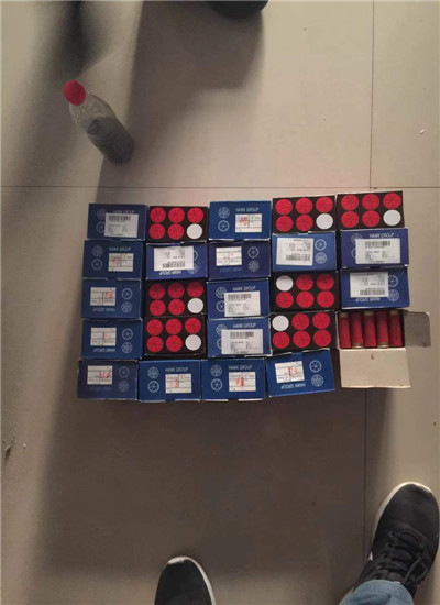 民警在嫌疑人家中查获的子弹 通讯员 姜兰 摄.jpg 民警在嫌疑人家中查获的子弹 通讯员 姜兰 摄.jpg