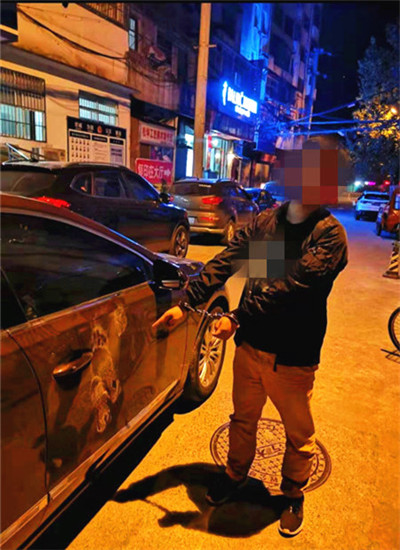 男子指认损毁的小车 通讯员 姜兰 摄.jpg 男子指认损毁的小车 通讯员 姜兰 摄.jpg