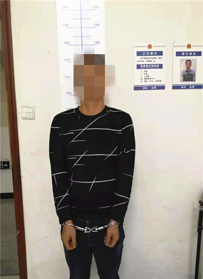 王某在父亲的带领下到派出所自首 通讯员 姜兰 摄.jpg 王某在父亲的带领下到派出所自首 通讯员 姜兰 摄.jpg