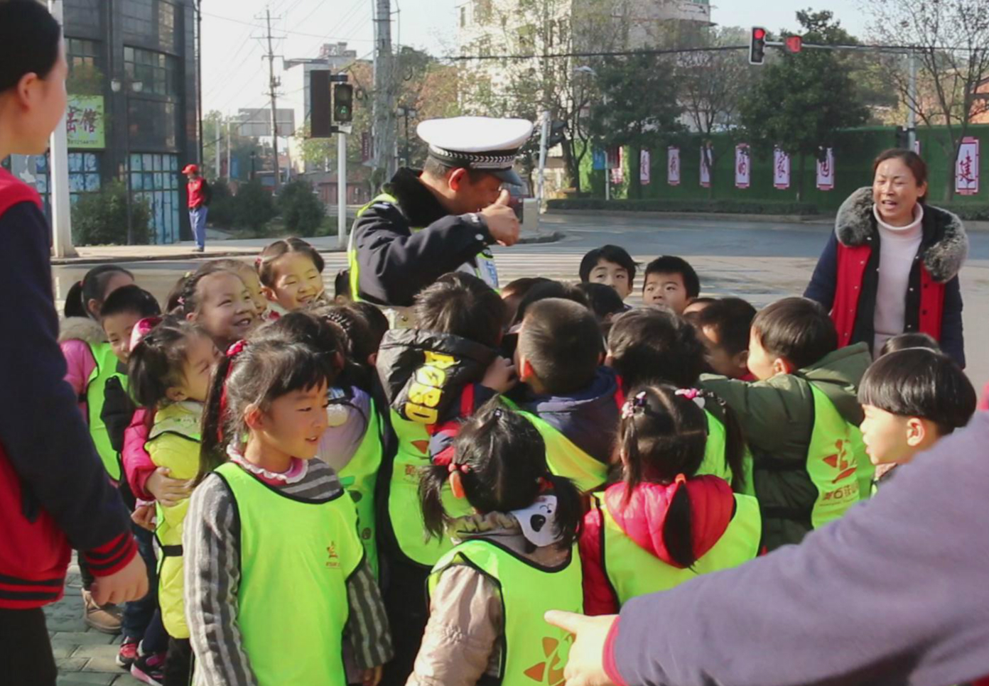 孩子们学会安全过马路，交警为孩子们点赞。通讯员 李娅 摄.jpg