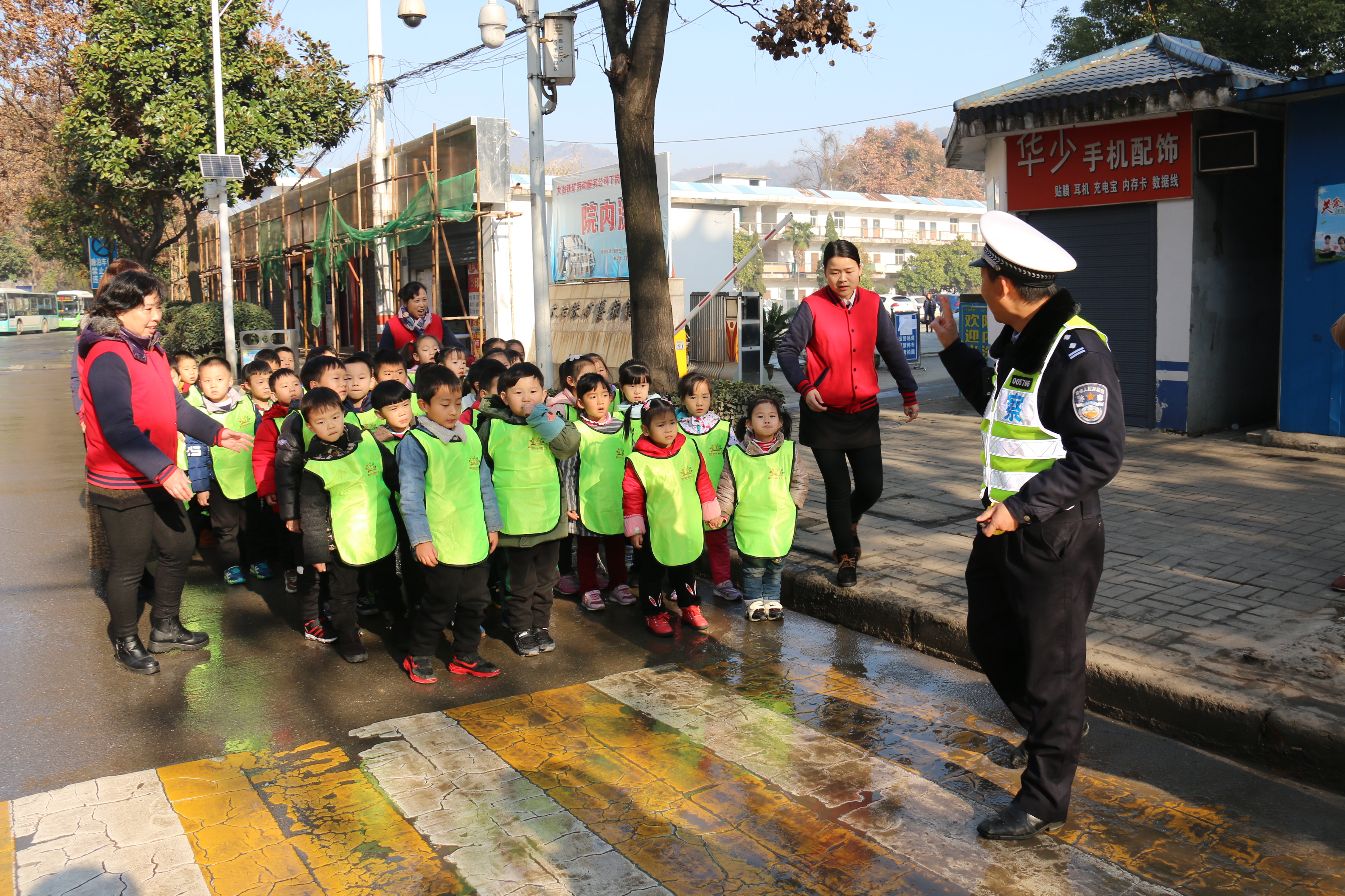 交警带孩子们到实地，教孩子们安全过马路。通讯员 李娅 摄.JPG