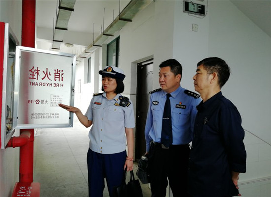 警消对校内消防设施进行检查 通讯员 杨娇 摄.jpg