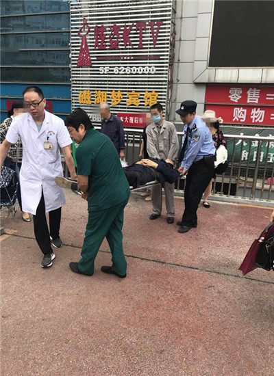 民警帮助医护人员抬担架送老人去医院 通讯员 吴若昀 摄.jpg