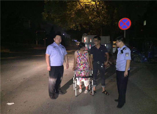 民警余强升、孙凯将患病女子送回哥哥身边 通讯员 刘春燕 摄.JPG