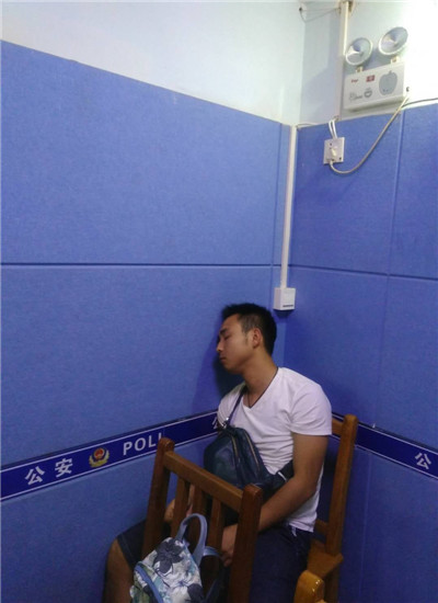 连续工作的刘卫靠着墙就睡着了  通讯员 杨娇 摄.jpg