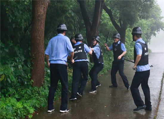 围堵“暴恐分子” 通讯员 方可 摄.jpg