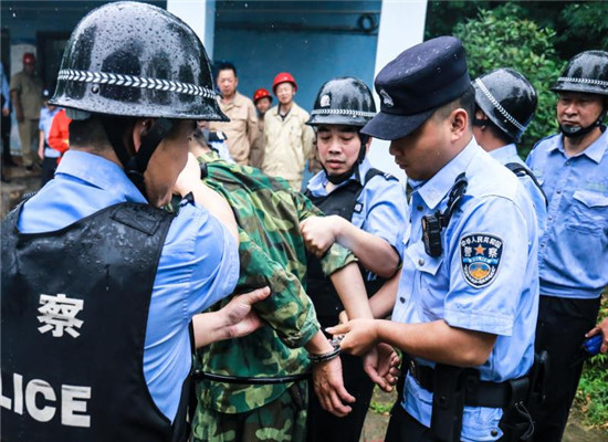 将“暴恐分子”制服  通讯员 方可 摄.jpg