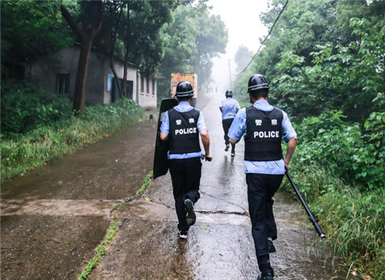 携带装备赶到现场 通讯员 方可  摄.jpg