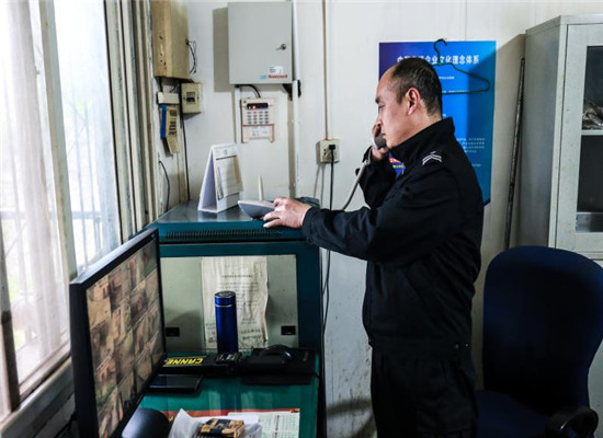 值班人员拨打报警电话 通讯员 方可 摄.jpg