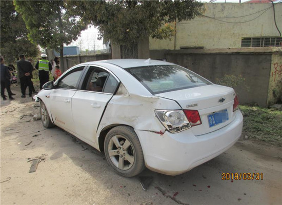 图为被撞白色车辆 现场图.jpg 图为被撞白色车辆 现场图.jpg
