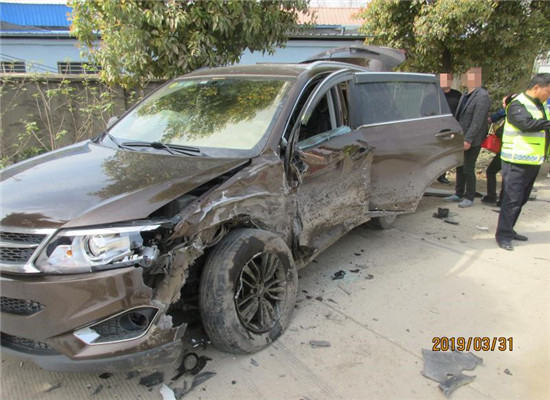 图为被撞黑色车辆 现场图.jpg 图为被撞黑色车辆 现场图.jpg