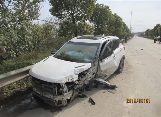 图为肇事车辆 现场图.jpg 图为肇事车辆 现场图.jpg