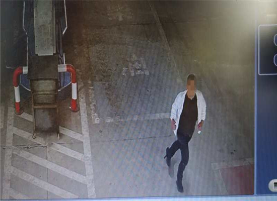 肇事司机从加油站离去 图片来自监控.jpg 肇事司机从加油站离去 图片来自监控.jpg