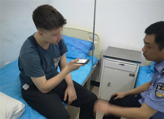 民警詹毅送醉酒男子到医院醒酒 通讯员 李惠 摄.jpg