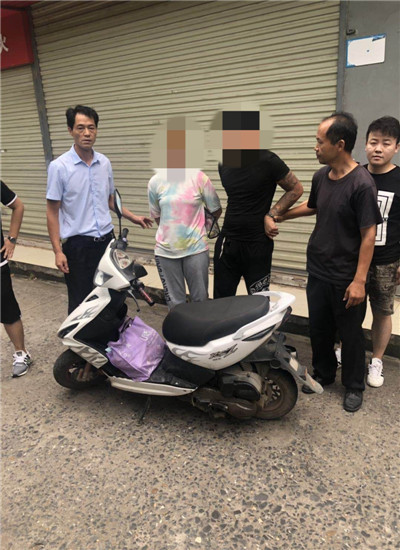 黄石市公安局黄石港分局花湖派出所民警抓获两名偷盗摩托车嫌疑人后