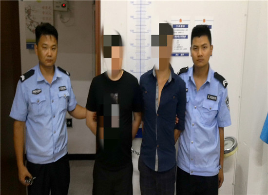 2名发放招嫖小卡片的男子被行政拘留 通讯员 杨娇 摄.jpg