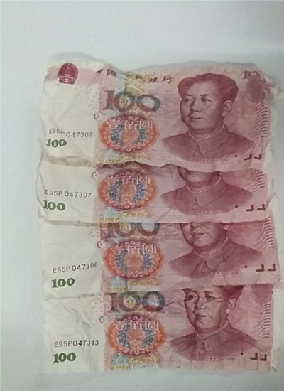 中年女子手持百元假大钞买菜 被发现后竟现场吞钱